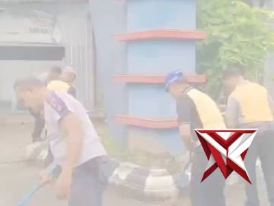 Resik resik fasilitas umum oleh polsek jekulo polres Kudus betsama Muspika
