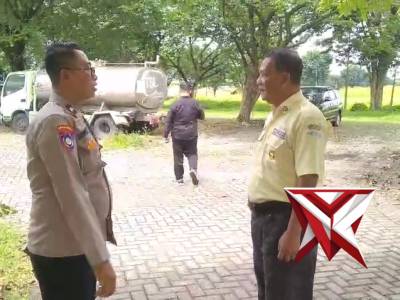 Bhabinkamtibmas Polsek Kedamean Sambangi Satpam Perumahan Kota Damai, Ingatkan Patroli Rutin