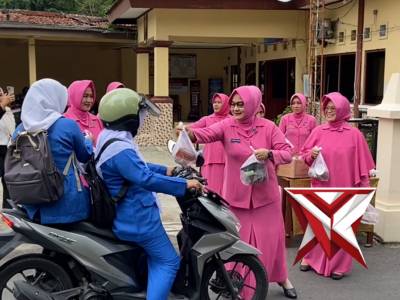 Kapolsek Rowokele Beserta Anggota dan Bhayangkari melaksanakan Kegiatan Bagi Takjil Bulan Ramadhan