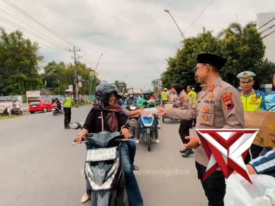 Polres Tegal Kota Berbagi Takjil.