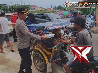 Wujud Kepedulian, Polsek Sako Bagikan Ratusan Paket Takjil di JI. Sematang.
