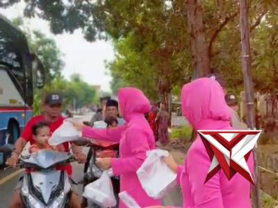 Polsek Prenduan Berbagi Takjil