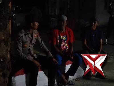 Anggota piket melaksanakan patroli malam di seputaran neg. Kailolo