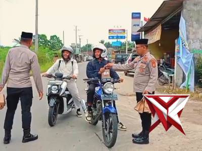 kegiatan Pembagiaan Takjil Polsek Belitang III