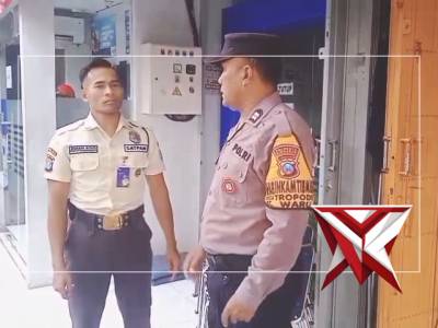 Anggota samapta Polsek Waru patroli di bank mega tropodo
