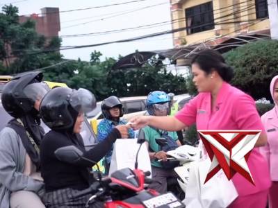 Jelang Berbuka, Polisi dan Bhayangkari di Bandar Lampung Sapa Pengendara dengan Takjil Gratis
