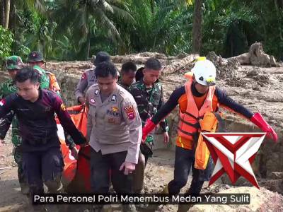 Bahu Membahu Polri, TNI dan BPBD Evakuasi Korban Bencana Alam Di Sumatra Barat