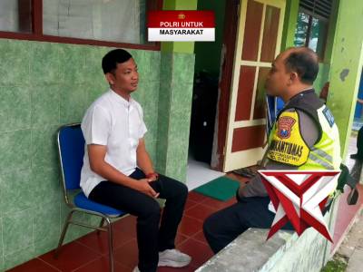 Patroli Humanis: Aipda Aji Edukasi Bahaya Minuman Keras Saat Sambang Tokoh Pemuda Petungsewu