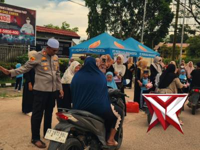 Kapolsek Bengalon mendampingi kegiatan TK Al-Khausar dalam berbagi takjil kepada masyarakat
