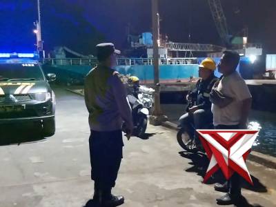Giat Patroli Blue Light dialogis dengan mooring kapal di pelabuhan Gresik