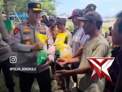 WAKAPOLDA BENGKULU GELAR JUMAT CURHAT DAN BAGIKAN BANSOS