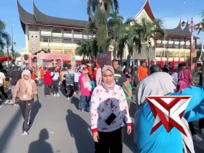 Kabid Humas Polda Sumbar Hadiri Jalan Sehat Bersama Masyarakat di Car Free Day - PoliceTube