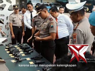 Pimpin Pengecekan Senpi Dinas, Wakapolres Trenggalek Tekankan Patuhi SOP