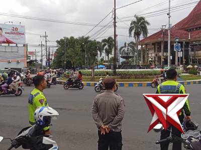 UNIT LALU LINTAS DAN SAMAPTA POLSEK SUMBERSARI MELAKSANAKAN PELAYARAN DAN PENGATURAN LALU LINTAS .
