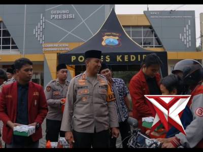 Tebar Kepedulian Ramadan Bersama Mahasiswa dan Wartawan, Polres Kediri Bagikan Ratusan Takjil