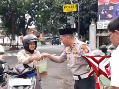 Day 13, Satlantas Polres Magetan Membagikan Takjil di depan Mako Polres Magetan.