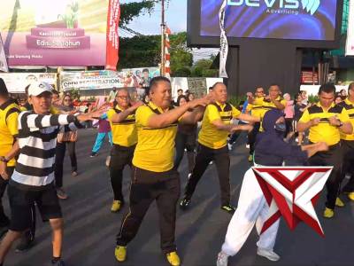 Polresta Bandar Lampung Berbaur Bersama Masyarakat dengan olah raga bersama