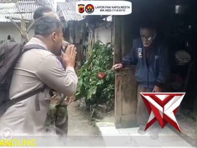Bhabinkamtibmas Desa Neglawangi Polsek Kertasari Sambangi Warga Bhabinkamtibmas Desa Neglawangi, Pol