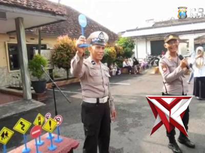 Dekat dan Bersahabat Melalui edukasi profesi dan pengenalan rambu-rambu lalu lintas, Polres Madiun - PoliceTube