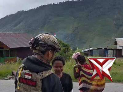 Hadiah Sederhana Kaka Damai Cartenz Untuk Ade-Ade di Puncak Jaya yang Rajin dan Baik Hati