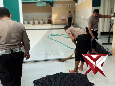 Dukung Program Indonesia Asri, Polsek Arut Selatan Lakukan Bersih-Bersih Masjid Al-Mukarrom.