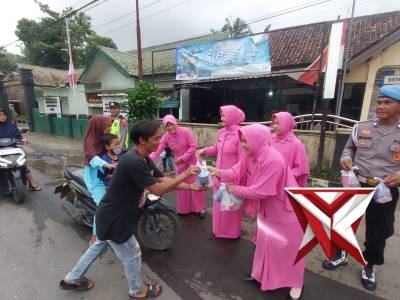 Polsek puring berbagi takjil