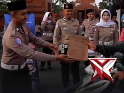 Ramadan penuh berkah ?Polres Mojokerto Kota berbagi takjil gratis kepada masyarakat