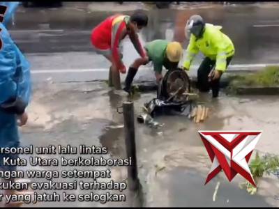 PERSONIL UNIT LALU LINTAS POLSEK KUTA UNTARA BERKOLABORASI DENGAN WARGA SETEMPAT MELAKUKAN EVAKUASI