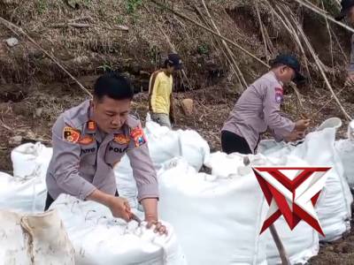 Pengisian Meterial Dalam Rangka Perbaikan Tanggul