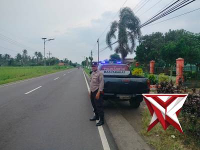 Anggota Polsek Klakah melaksanakan patroli obyek vital siang hari