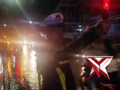 Kolaborasi damkar dan polri