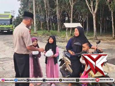 Pembagian Takjil di Bulan Suci Ramadhan 1447 H / 2026 M Polres OKU Timur. . . . Bila ada permasalaha - PoliceTube