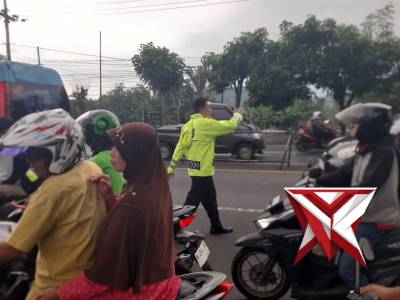 Pengamanan pembagia takjil  menjelang buka puasa dilokasi depan Polsek Lawang oleh ibu-ibu PKK