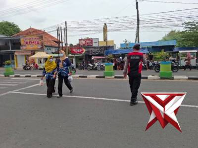Patroli polsek tlanakan melaksanakan pamturlalin di bazar takjil serta di masjid sabilillah