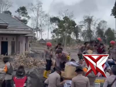 Polri hadir untuk membantu warga memindahkan barang-barang yang tersisa terdampak erupsi Gunung Seme
