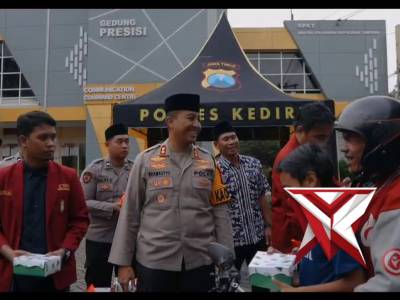 Tebar Kepedulian Ramadan Bersama Mahasiswa dan Wartawan, Polres Kediri Bagikan Ratusan Takjil - PoliceTube
