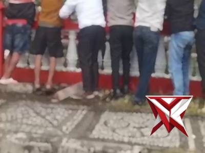 Bhabinkamtibmas Kampung Bali Bantu Warga Evakuasi Baliho Roboh

Kota Bengkulu &ndash; Bhabinkamtibmas Kelu