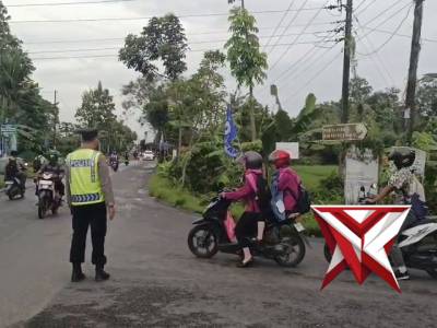 Polsek Alian melaksanakan giat pengaturan arus lalu lintas disimpang 3 Jatimulyo