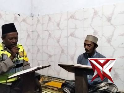 Aipda Suhermanto selaku bhabinkamtibmas tadarus al quran bersama masyarakat