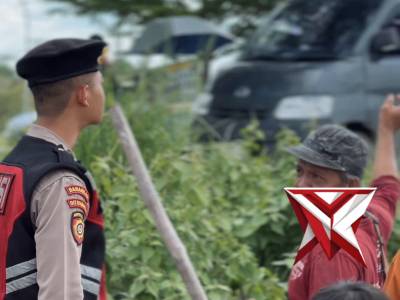 SAMAPTA POLDA KALTENG EVAKUASI MOTOR NYEMPLUNG