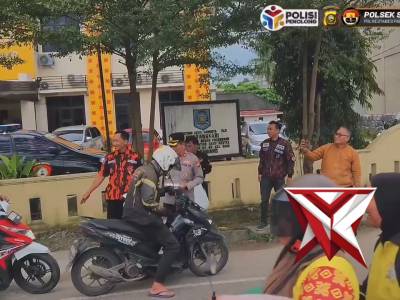 Wujud Kepedulian, Polsek Sako Bagikan Ratusan Paket Takjil di JI. Sematang