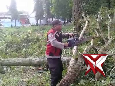 Anggota Polsek Jatiroto membantu masyarakat