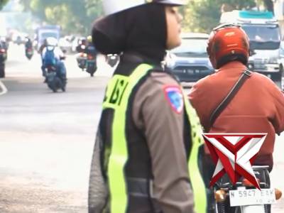 Pakai Helm SNI ya Guy's