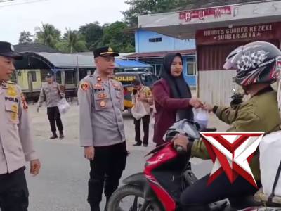 polsek belitang ll melaksanakan bagi takjil bersama mahasiswa