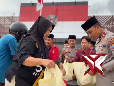 Polres Ngawi bersama Forum Pimpinan Daerah (Forpimda),tokoh agama (Toga) berbagi takjil kepada warga