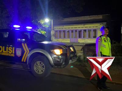 Patroli dialogis malam hari