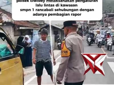 Kapolsek Ciwidey beserta personel Polsek Ciwidey melaksanakan kegiatan pengaturan lalu lintas