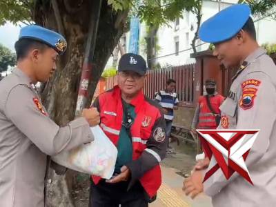 Bidpropam Polda Jateng Melaksanakan Pembagian Bansos Kepada Masyarakat