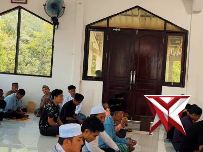 Sholat jumat bersama di masjid An Nur As Syarqi polres maluku barat daya