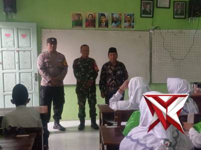 Ciptakan Rasa Aman, Bhabinkamtibmas Wedi Kawal Distribusi MBG untuk Siswa